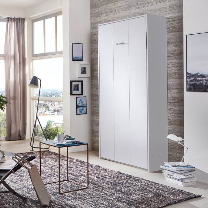 Armoire-lit verticale refermée dans un studio
